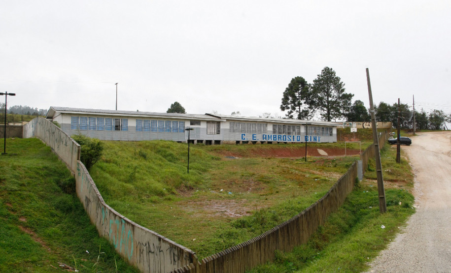 Prédio desativado em 2003 voltará a abrigar escola Colégio Estadual Ambrosio Bini em Almirante Tamandaré, local onde funciona atualmente o colégio. 19-07-13.