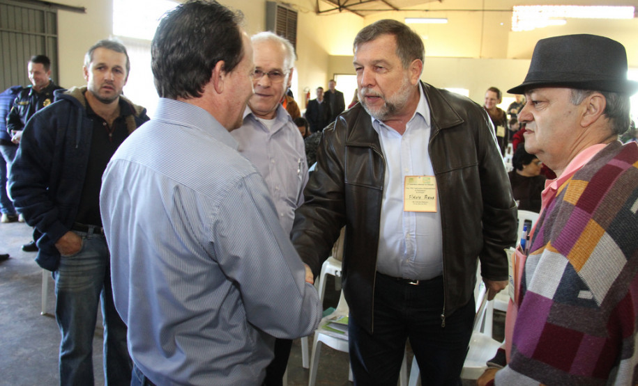 O vice-governador e secretário da Educação, Flávio Arns, participou de uma das últimas conferências municipais de educação, em São José das Palmeiras, no início de julho. <br />
<br />
Veja mais fotos em: <a href=" http://www.flickr.com/photos/flavioarns/sets/72157634473330686/with/9206101198/" target="_blank"> http://www.flickr.com/photos/flavioarns/</a>