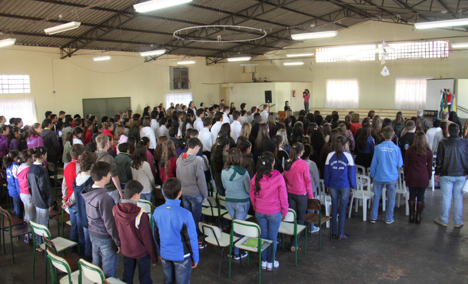 O vice-governador e secretário da Educação, Flávio Arns, participou de uma das últimas conferências municipais de educação, em São José das Palmeiras, no início de julho. <br />
<br />
Veja mais fotos em: <a href=" http://www.flickr.com/photos/flavioarns/sets/72157634473330686/with/9206101198/" target="_blank"> http://www.flickr.com/photos/flavioarns/</a>