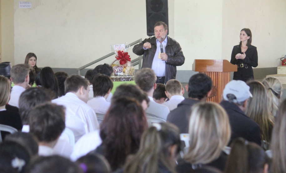 O vice-governador e secretário da Educação, Flávio Arns, participou de uma das últimas conferências municipais de educação, em São José das Palmeiras, no início de julho. <br />
<br />
Veja mais fotos em: <a href=" http://www.flickr.com/photos/flavioarns/sets/72157634473330686/with/9206101198/" target="_blank"> http://www.flickr.com/photos/flavioarns/</a>