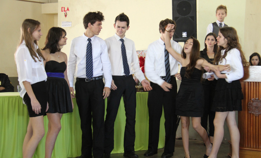 Apresentação do Coral Águas de Março. <br />
<br />
Veja mais fotos em: <a href=" http://www.flickr.com/photos/flavioarns/sets/72157634473330686/with/9206101198/" target="_blank"> http://www.flickr.com/photos/flavioarns/</a>