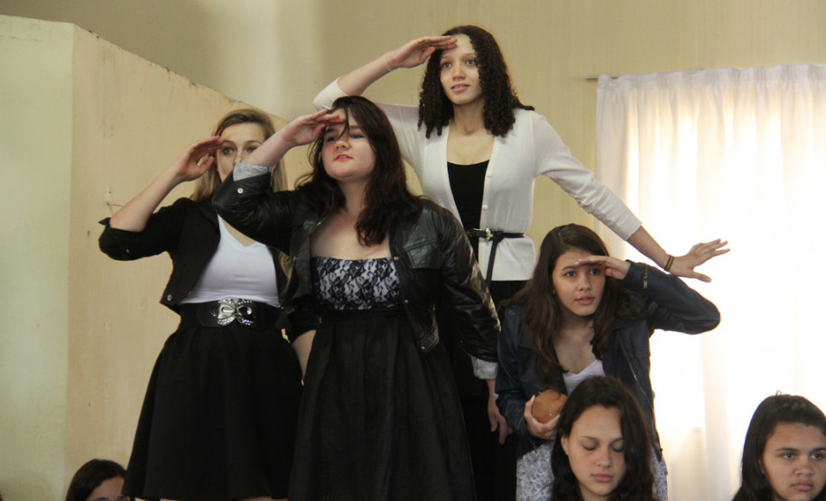 Apresentação do Coral Águas de Março. <br />
<br />
Veja mais fotos em: <a href=" http://www.flickr.com/photos/flavioarns/sets/72157634473330686/with/9206101198/" target="_blank"> http://www.flickr.com/photos/flavioarns/</a>