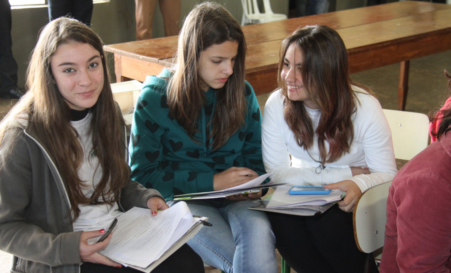 O vice-governador e secretário da Educação, Flávio Arns, participou de uma das últimas conferências municipais de educação, em São José das Palmeiras, no início de julho. <br />
<br />
Veja mais fotos em: <a href=" http://www.flickr.com/photos/flavioarns/sets/72157634473330686/with/9206101198/" target="_blank"> http://www.flickr.com/photos/flavioarns/</a>