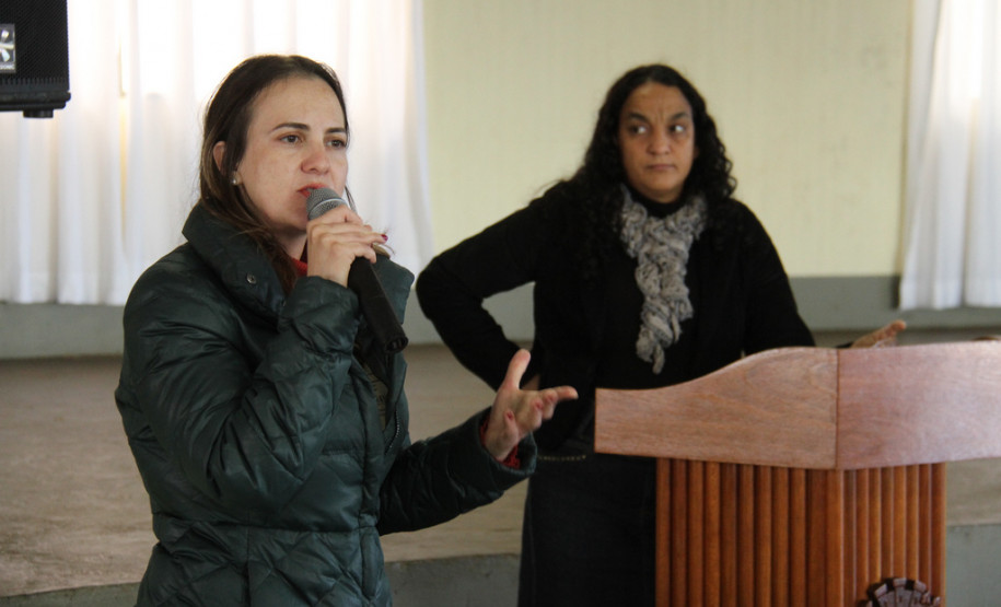O vice-governador e secretário da Educação, Flávio Arns, participou de uma das últimas conferências municipais de educação, em São José das Palmeiras, no início de julho. Na foto, Cristiana Gonzaga (esquerda), coordenadora do Parfor na SEED. <br />
<br />
Veja mais fotos em: <a href=" http://www.flickr.com/photos/flavioarns/sets/72157634473330686/with/9206101198/" target="_blank"> http://www.flickr.com/photos/flavioarns/</a>