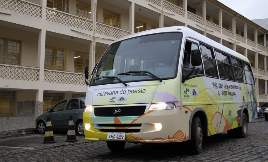 Imagens da Caravana em 2012, quando a homenageada foi Helena Kolody.