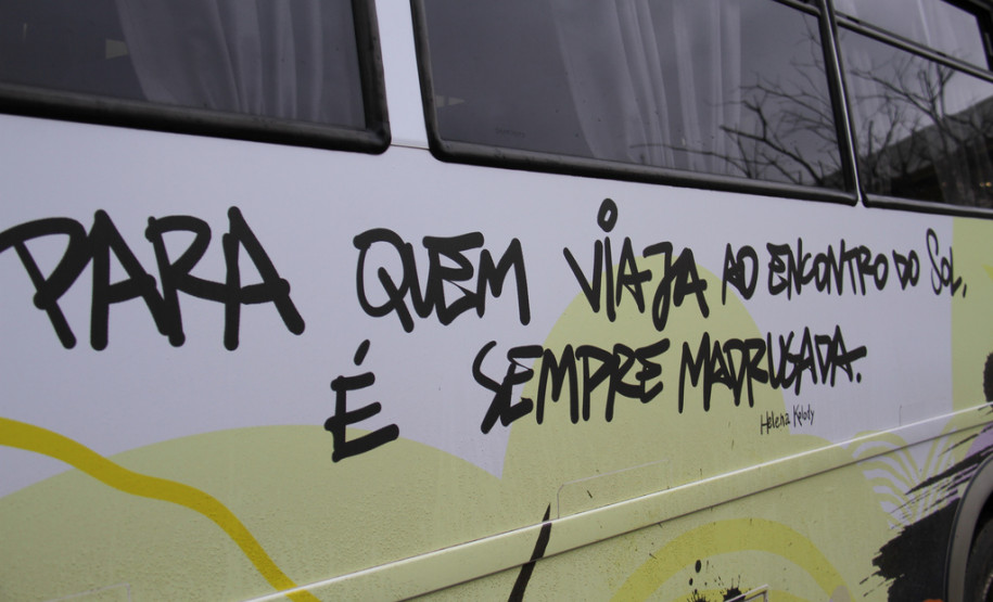 Imagens da Caravana em 2012, quando a homenageada foi Helena Kolody.