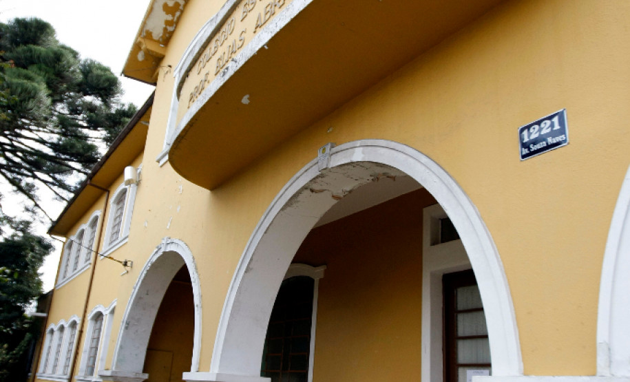 Colegio Estadual Elias Abrahao no Cristo Rei, Av. Senador Souza Naves. 23-07-13. Foto: Hedeson Alves