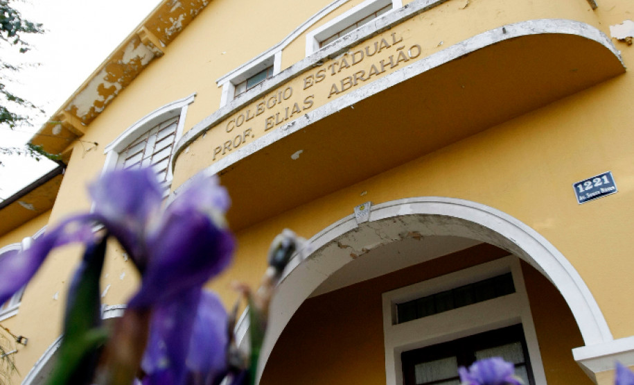 Colegio Estadual Elias Abrahao no Cristo Rei, Av. Senador Souza Naves. 23-07-13.