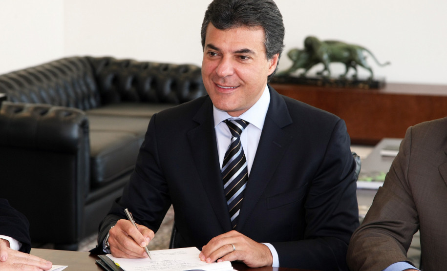 Beto Richa sancionou a lei que garante reajuste e equiparação salarial aos professores da rede estadual. A medida vai beneficiar 80 mil profissionais.