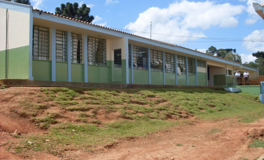 Investimento de R$ 249 mil para a construção de muro no pátio da escola. Serão beneficiados 600 alunos das redes municipal e estadual de ensino.