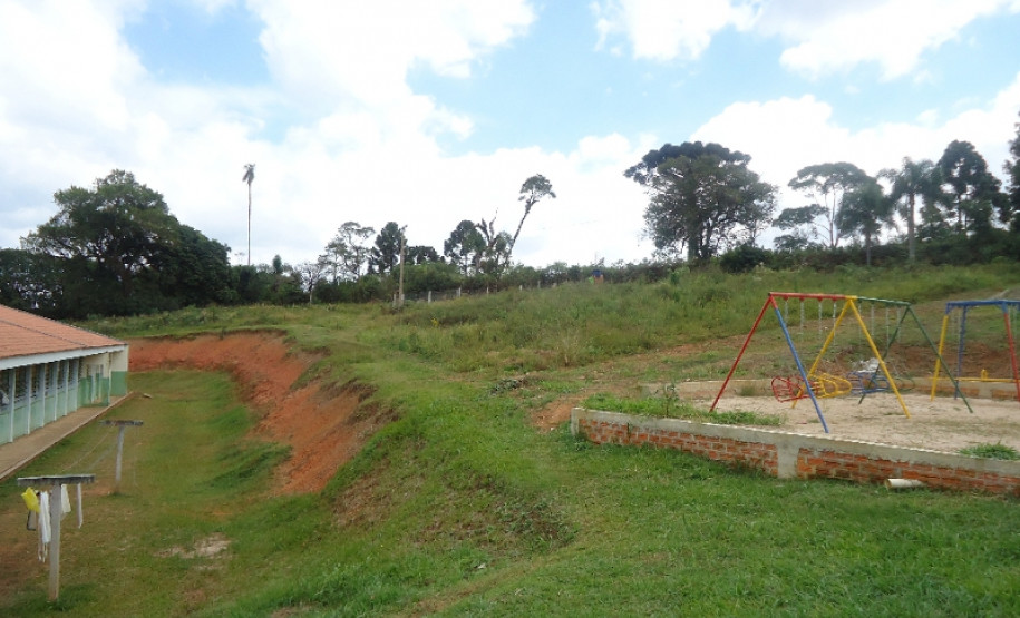 Investimento de R$ 249 mil para a construção de muro no pátio da escola. Serão beneficiados 600 alunos das redes municipal e estadual de ensino.