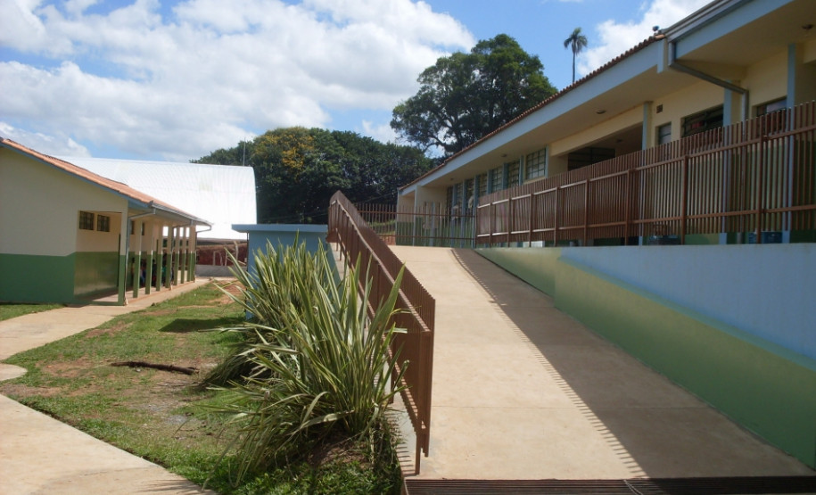 Investimento de R$ 249 mil para a construção de muro no pátio da escola. Serão beneficiados 600 alunos das redes municipal e estadual de ensino.