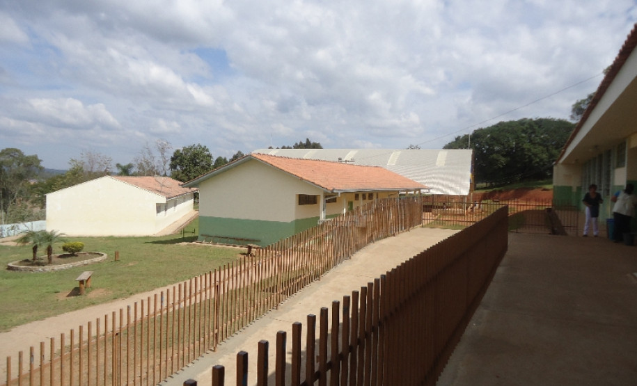 Investimento de R$ 249 mil para a construção de muro no pátio da escola. Serão beneficiados 600 alunos das redes municipal e estadual de ensino.
