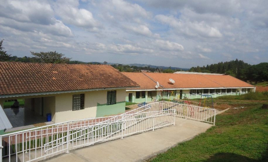 Investimento de R$ 249 mil para a construção de muro no pátio da escola. Serão beneficiados 600 alunos das redes municipal e estadual de ensino.