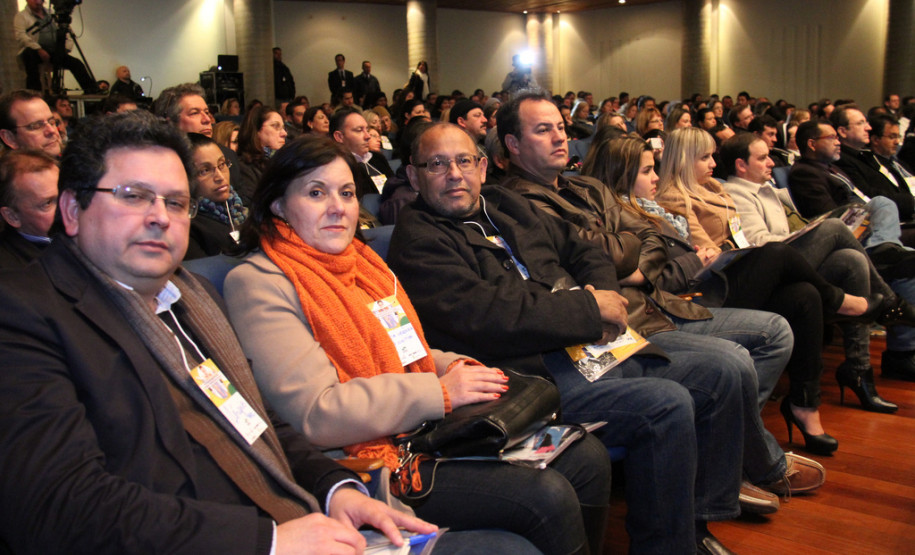 Programa Nacional de Acesso ao Ensino Técnico e Emprego (Pronatec) foi discutido em Fórum de Apoio à Formação realizado em Curitiba. <br />
<br />
Veja mais fotos em: <a href=" http://www.flickr.com/photos/flavioarns/sets/72157634778204071/" target="_blank"> http://www.flickr.com/photos/flavioarns/</a>