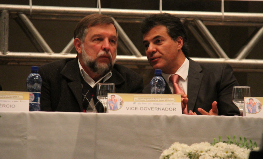 Programa Nacional de Acesso ao Ensino Técnico e Emprego (Pronatec) foi discutido em Fórum de Apoio à Formação realizado em Curitiba. <br />
<br />
Veja mais fotos em: <a href=" http://www.flickr.com/photos/flavioarns/sets/72157634778204071/" target="_blank"> http://www.flickr.com/photos/flavioarns/</a>