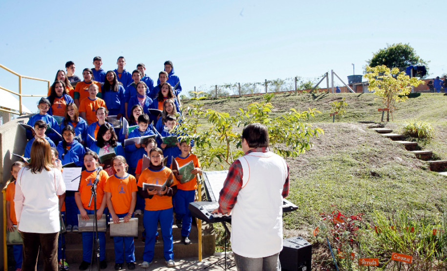 09-05-13 - Campo Magro - Colégio Estadual do Campo Nossa Senhora da Conceição, coral da escola.