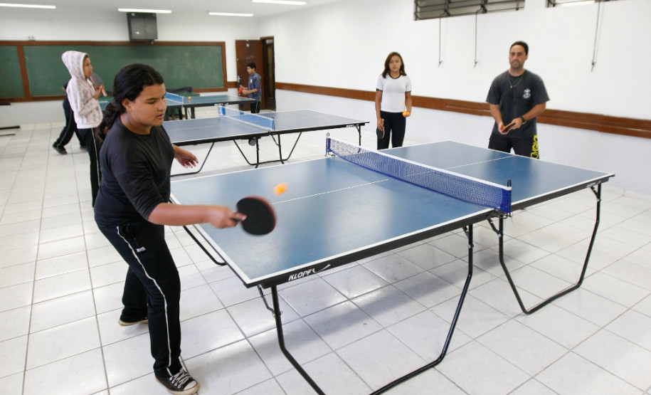 26-03-13 - Colegio Estadual Nilson Ribas na Rua Jaime Veiga no Seminario, aula de Tênis de mesa.
