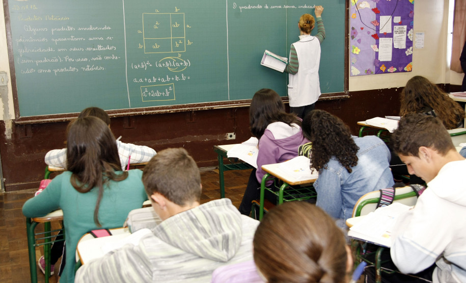 A partir deste semestre os professores das 2,2 mil escolas estaduais ganham mais tempo para preparar melhor as aulas dos 1,3 milhão de alunos.
