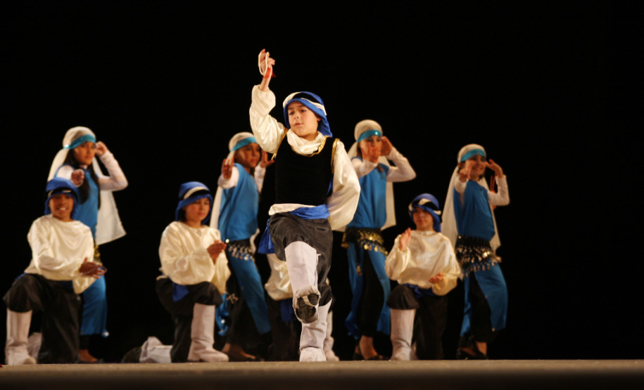 Alunos do Colégio Pedro Macedo apresentam dança árabe durante o 50.º Festival Folclórico e de Etnias do Paraná.