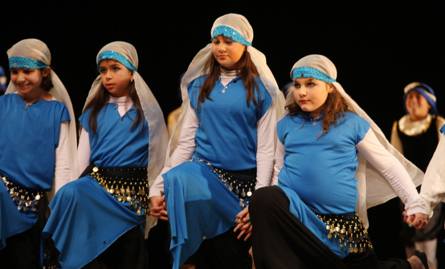 Alunos do Colégio Pedro Macedo apresentam dança árabe durante o 50.º Festival Folclórico e de Etnias do Paraná.