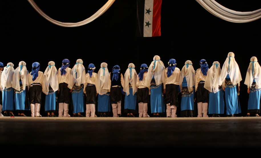 Alunos do Colégio Pedro Macedo apresentam dança árabe durante o 50.º Festival Folclórico e de Etnias do Paraná.