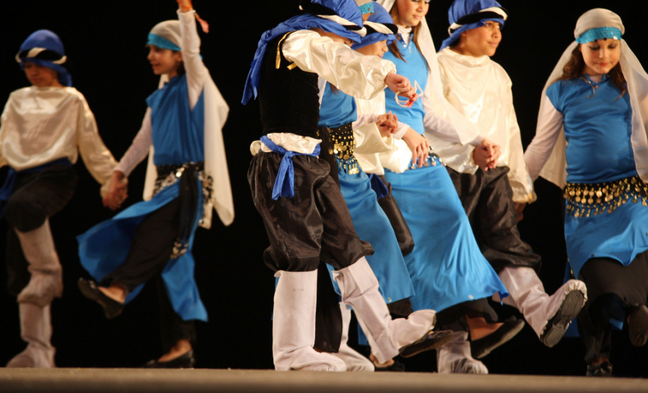 Alunos do Colégio Pedro Macedo apresentam dança árabe durante o 50.º Festival Folclórico e de Etnias do Paraná.