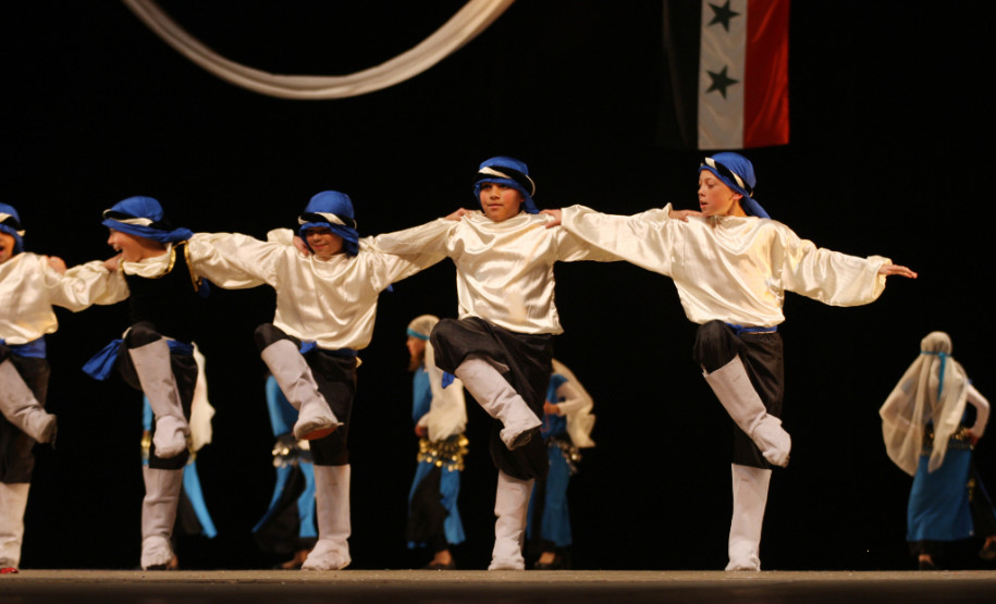 Alunos do Colégio Pedro Macedo apresentam dança árabe durante o 50.º Festival Folclórico e de Etnias do Paraná.