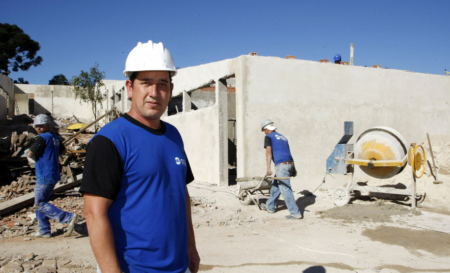 Obras em escolas geram mais de 10 mil empregos no Paraná Na foto, o mestre de obras Adalberto Antunes de Lima, que tem uma filha que estudou no Colégio Estadual Yvone Pimentel.