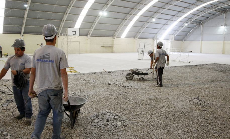 Obras em escolas geram mais de 10 mil empregos no Paraná O investimento feito pelo Governo do Estado na infraestrutura da rede estadual de ensino traz benefícios também para trabalhadores, além de mais conforto para alunos e profissionais do magistério.