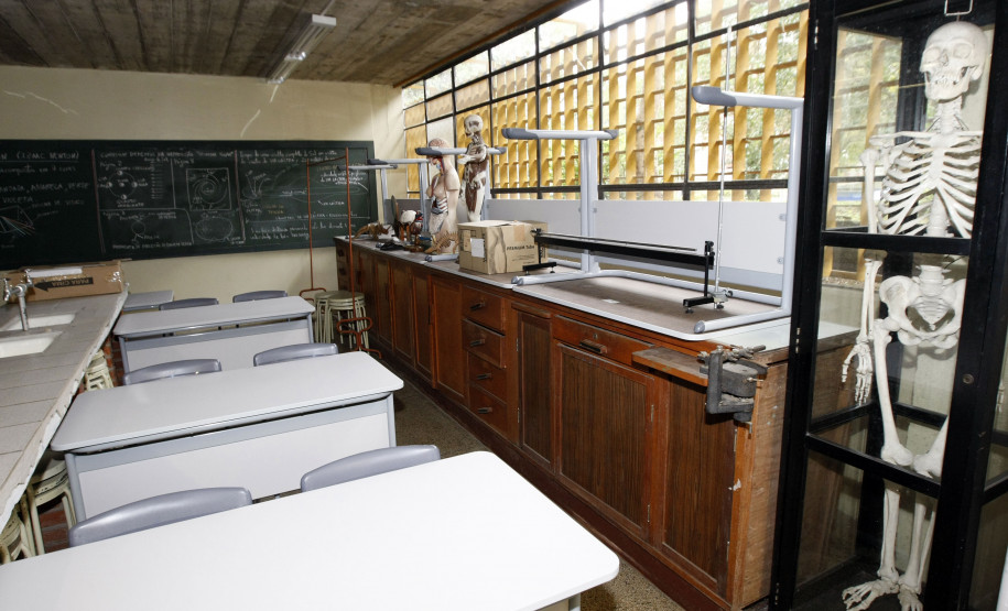 Colégio Estadual Loureiro Fernandes, no bairro Ahú, vai receber reformas e ampliação nos laboratórios de física, biologia e química.
