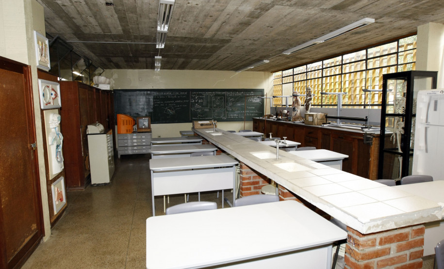 Colégio Estadual Loureiro Fernandes, no bairro Ahú, vai receber reformas e ampliação nos laboratórios de física, biologia e química.