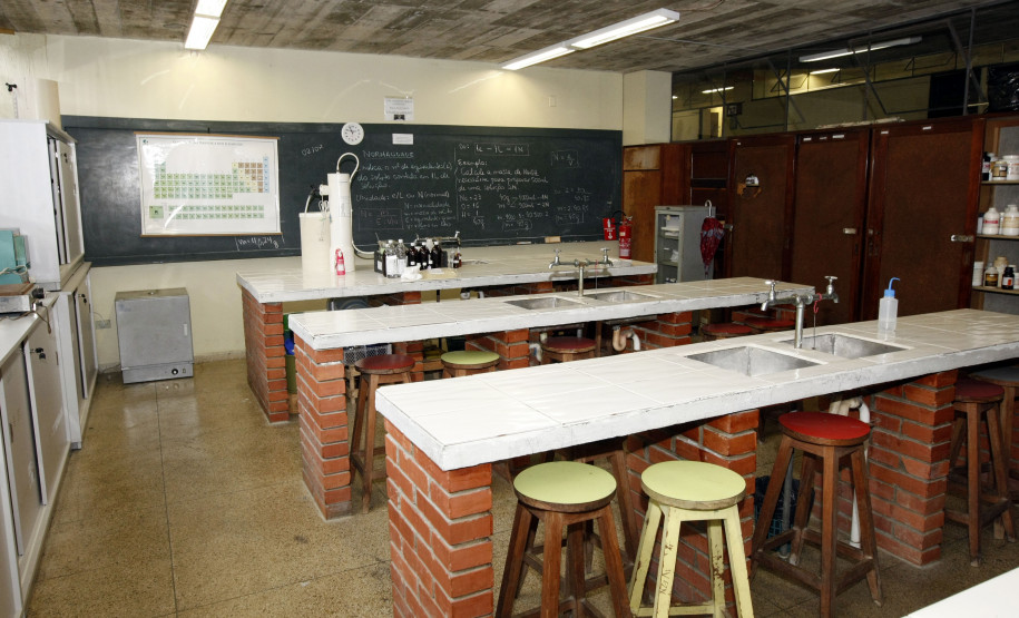 Colégio Estadual Loureiro Fernandes, no bairro Ahú, vai receber reformas e ampliação nos laboratórios de física, biologia e química.