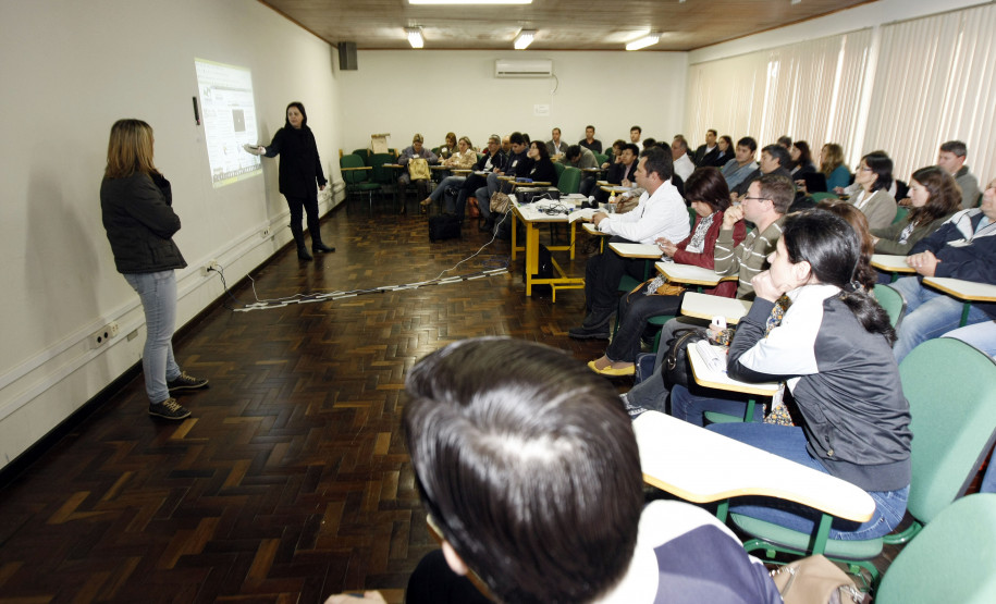Curso de formação capacita para uso de lousa digital