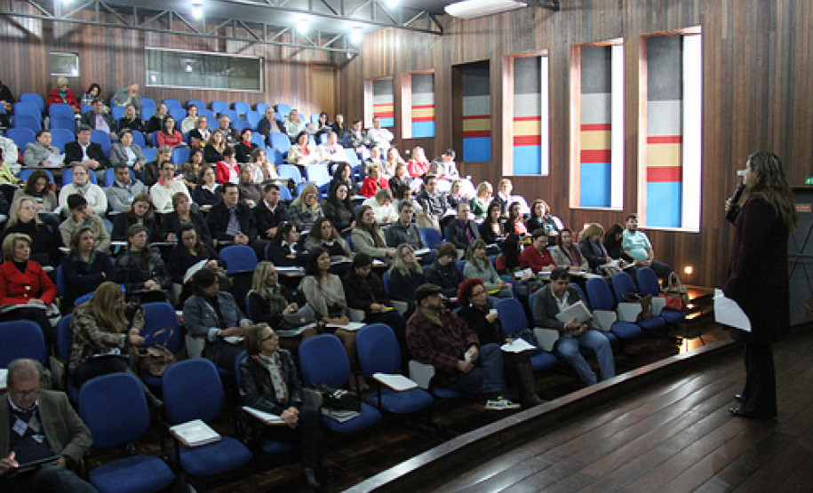 As escolas da rede estadual do Paraná terão atendimento personalizado da Secretaria de Estado da Educação para suporte pedagógico.  “Não podemos trabalhar de forma generalizada, tendo realidades tão diferenciadas em todo o Paraná. Precisamos respeitar essas diferenças e ajudar a resolver problemas que nem sempre são comuns a todas as escolas”, diz a superintendente de Educação, Eliane Rocha.