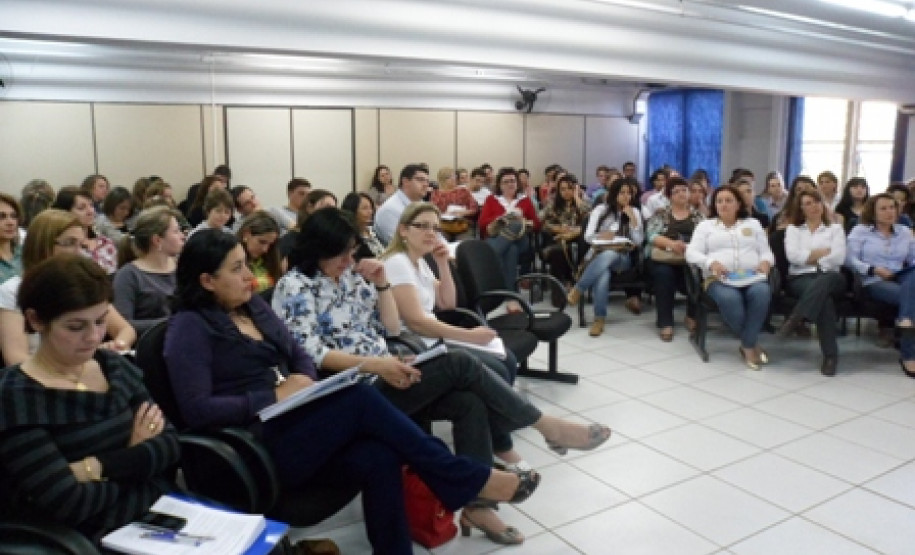 O Núcleo Regional da Educação de Cascavel reuniu na semana passada os diretores e pedagogos de escolas estaduais atendidas pela regional para apresentar o Plano de Ações Descentralizadas.