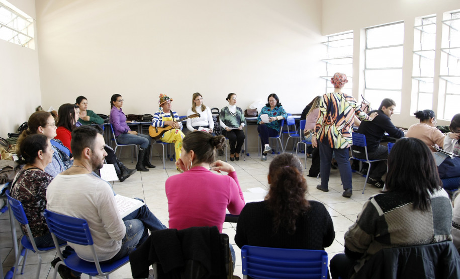 Lançada nesta segunda-feira (6), a Caravana estimula a leitura nas escolas da rede estadual e trabalha a poesia na literatura. Na foto, oficina para os professores realizada no Colégio Estadual Tiradentes, em Curitiba.
