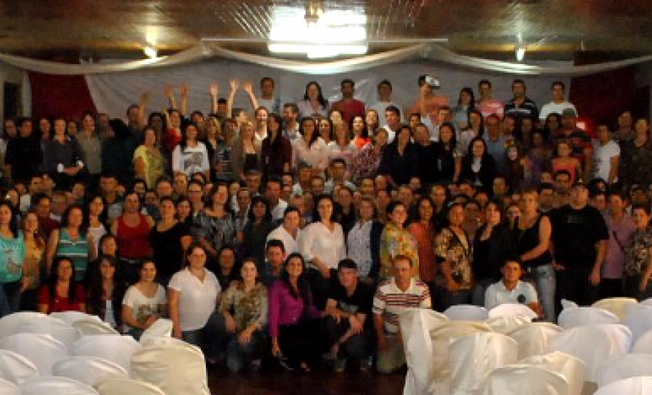 O Núcleo Regional de Educação de Pitanga promoveu nessa quarta-feira (7), em Pitanga, o 1º Encontro Regional de Funcionários de Escola. Cerca de 400 funcionários de escolas estaduais e conveniadas dos sete municípios atendidos pela regional participaram do evento que teve como objetivo reconhecer o trabalho desses profissionais, além de comemorar o Dia do Funcionário da Escola.