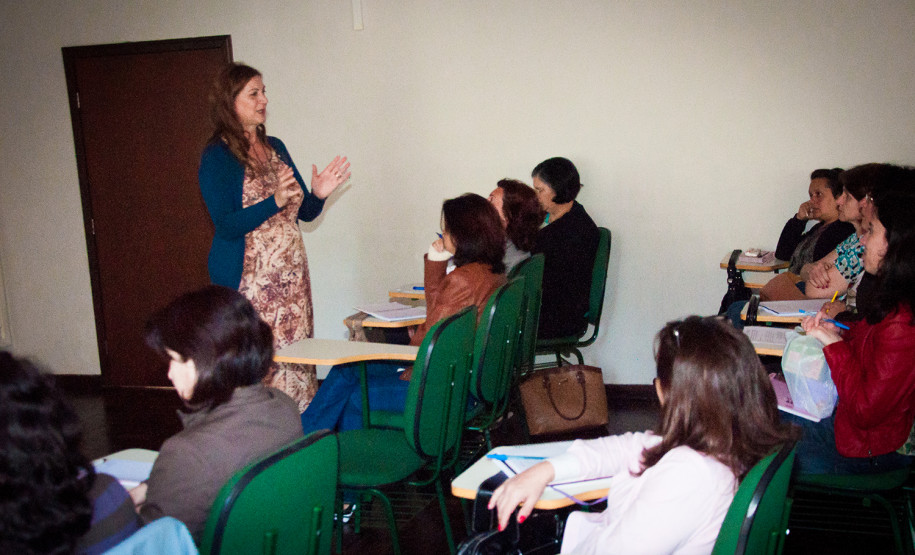 Encontro reúne professores para dar encaminhamentos pedagógicos sobre produções didáticas a serem produzidas e implementação dos projetos nas escolas.