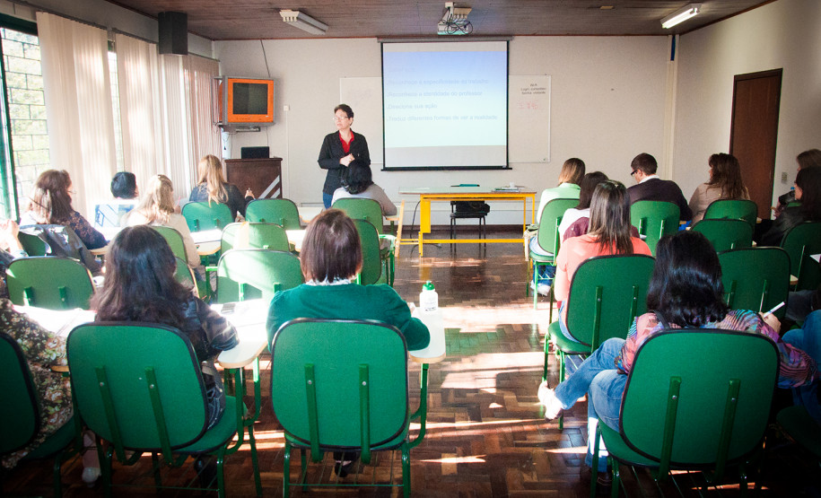 Encontro reúne professores para dar encaminhamentos pedagógicos sobre produções didáticas a serem produzidas e implementação dos projetos nas escolas.
