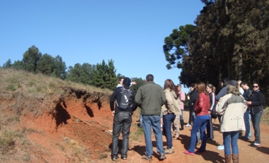 Sessenta professores da rede estadual da Educação dos Núcleos Regionais de Educação de Curitiba, Área Metropolitana Norte e Área Metropolitana Sul participaram, nessa semana, em Curitiba, do 21º Curso de Solos Para Professores promovido pela Secretaria de Estado da Educação em parceria com a Universidade Federal do Paraná e o Sociedade Brasileira de Ciência do Solo.