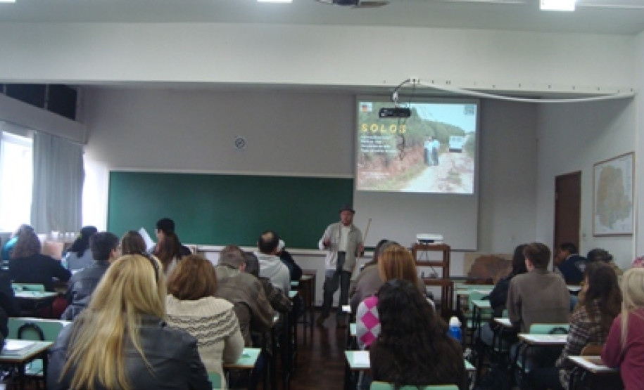 Sessenta professores da rede estadual da Educação dos Núcleos Regionais de Educação de Curitiba, Área Metropolitana Norte e Área Metropolitana Sul participaram, nessa semana, em Curitiba, do 21º Curso de Solos Para Professores promovido pela Secretaria de Estado da Educação em parceria com a Universidade Federal do Paraná e o Sociedade Brasileira de Ciência do Solo.