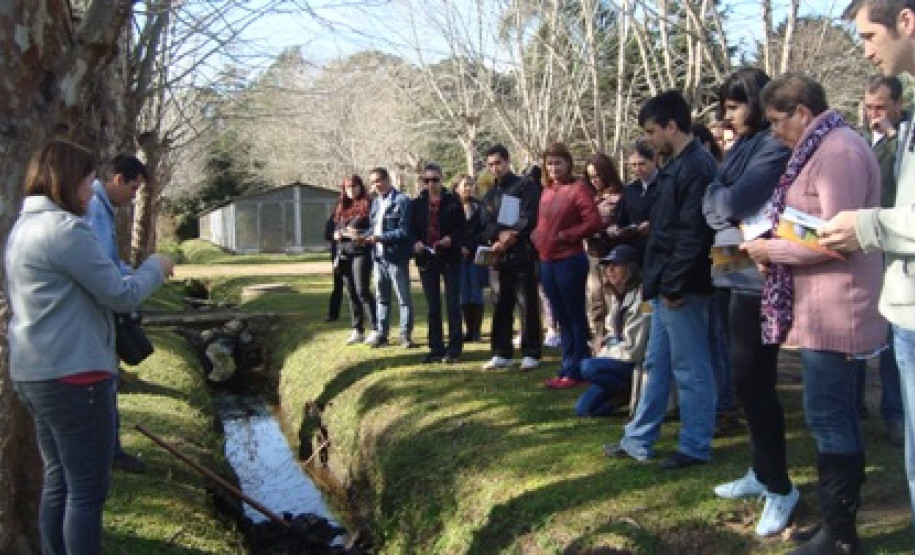 Sessenta professores da rede estadual da Educação dos Núcleos Regionais de Educação de Curitiba, Área Metropolitana Norte e Área Metropolitana Sul participaram, nessa semana, em Curitiba, do 21º Curso de Solos Para Professores promovido pela Secretaria de Estado da Educação em parceria com a Universidade Federal do Paraná e o Sociedade Brasileira de Ciência do Solo.