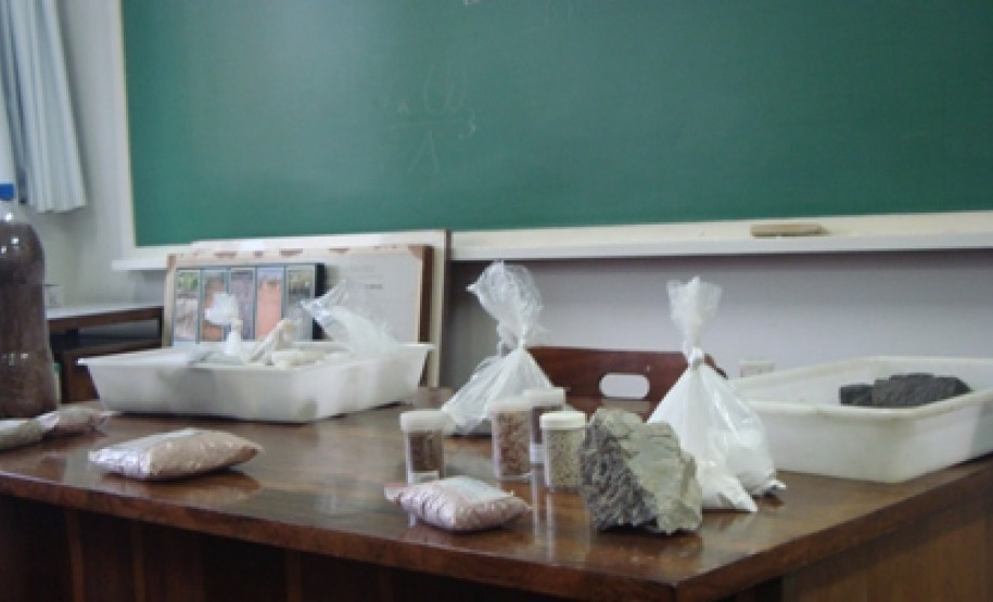 Sessenta professores da rede estadual da Educação dos Núcleos Regionais de Educação de Curitiba, Área Metropolitana Norte e Área Metropolitana Sul participaram, nessa semana, em Curitiba, do 21º Curso de Solos Para Professores promovido pela Secretaria de Estado da Educação em parceria com a Universidade Federal do Paraná e o Sociedade Brasileira de Ciência do Solo.