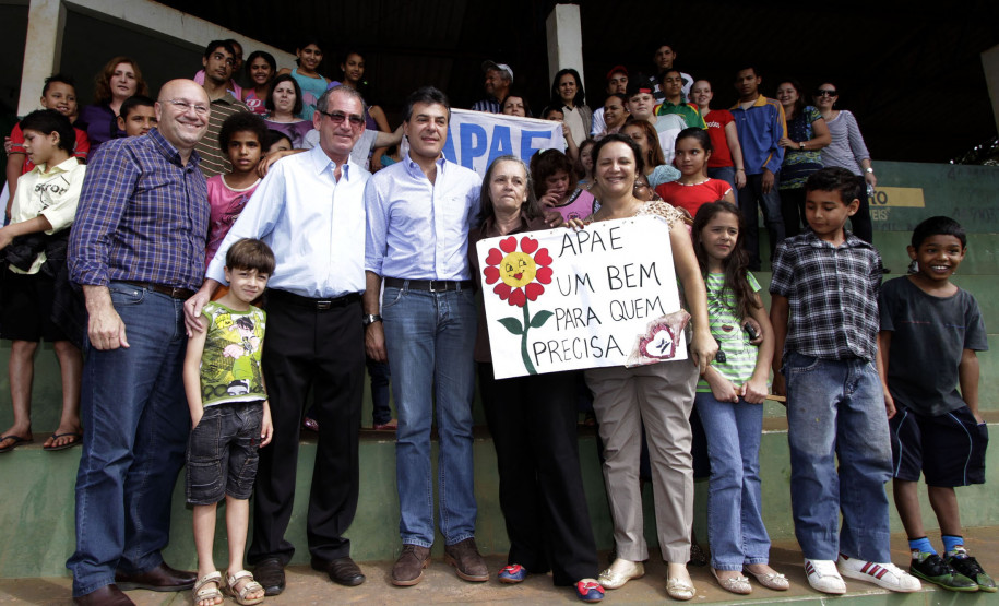O governador Beto Richa disse nesta sexta-feira (9/8), durante encontros com comunidades de municípios do Noroeste do Estado, que é contra a aprovação do novo texto do Plano Nacional de Educação (PNE), que transfere a obrigatoriedade de atendimento dos alunos com necessidades especiais para a escola pública convencional.