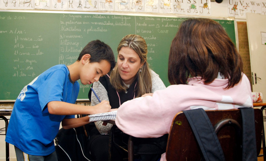 Professora Andréia Micrute, de 34 anos, que trabalha na Escola Municipal Antônio Franco da Rocha, em São José dos Pinhais, na Região Metropolitana de Curitiba. Ela terminou o curso na Vizivali em 2007, mas não teve o diploma reconhecido. “Era como se eu não tivesse feito uma faculdade, tinha apenas um diploma de magistério do 2º grau”, explicou Andréia.