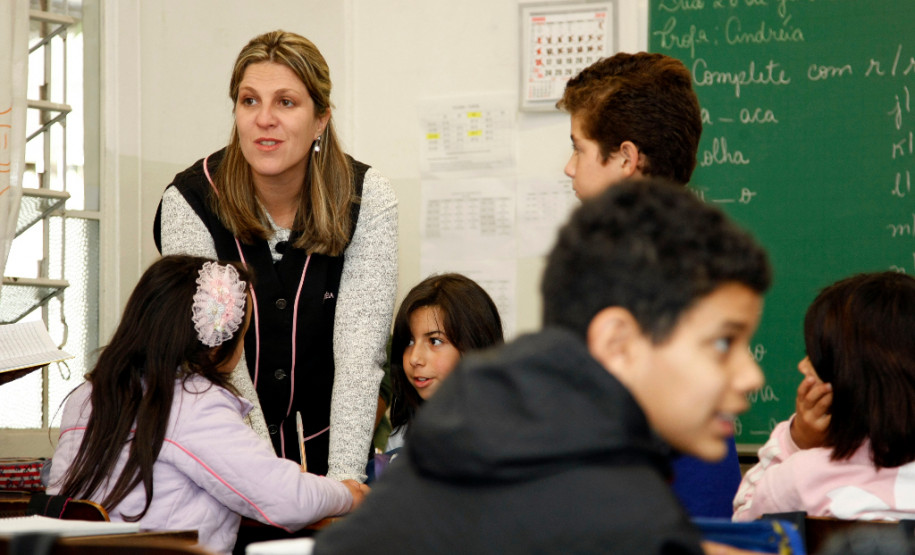 Professora Andréia Micrute, de 34 anos, que trabalha na Escola Municipal Antônio Franco da Rocha, em São José dos Pinhais, na Região Metropolitana de Curitiba. Ela terminou o curso na Vizivali em 2007, mas não teve o diploma reconhecido. “Era como se eu não tivesse feito uma faculdade, tinha apenas um diploma de magistério do 2º grau”, explicou Andréia.