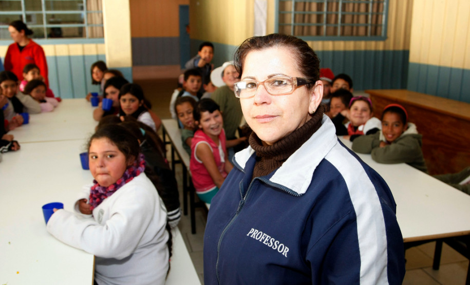 Em Tunas do Paraná, cidade da Região Metropolitana de Curitiba que fica a 76 quilômetros da capital, os 150 estudantes da Escola Rural Municipal Marquês de Abrantes agora têm aulas com professores formados pela UEL
