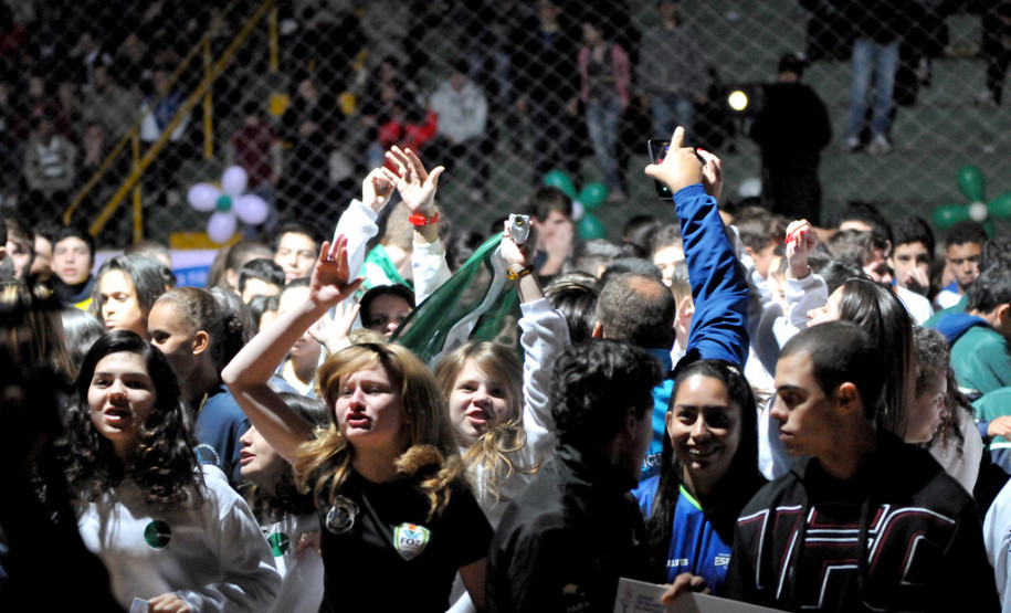 A cerimônia de abertura foi realizada na sexta-feira (09) e contou com a participação de alunos dos 32 Núcleos Regionais de Educação.