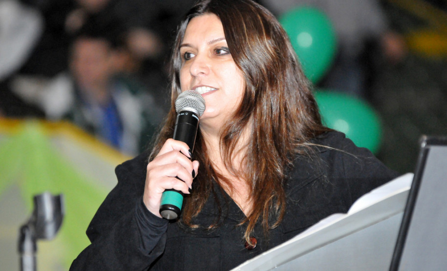 A superintendente de Educação da Secretaria de Educação do Estado, Eliane Rocha, que representou o vice-governador e secretário, Flávio Arns, também falou da importância de se registrar a história dos Jogos Escolares em uma obra para que a história não fique apenas na memória de quem participou